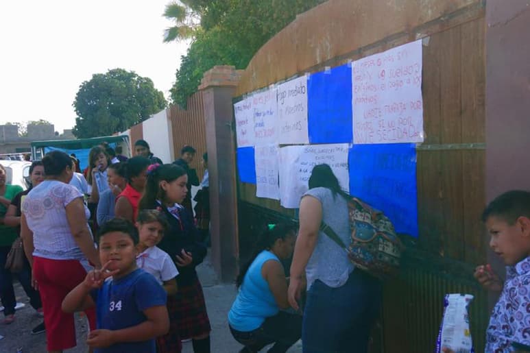 Bloquean paso a escuela primaria para exigir pago de maestros que cubren interinato. (EL SIGLO DE TORREÓN)