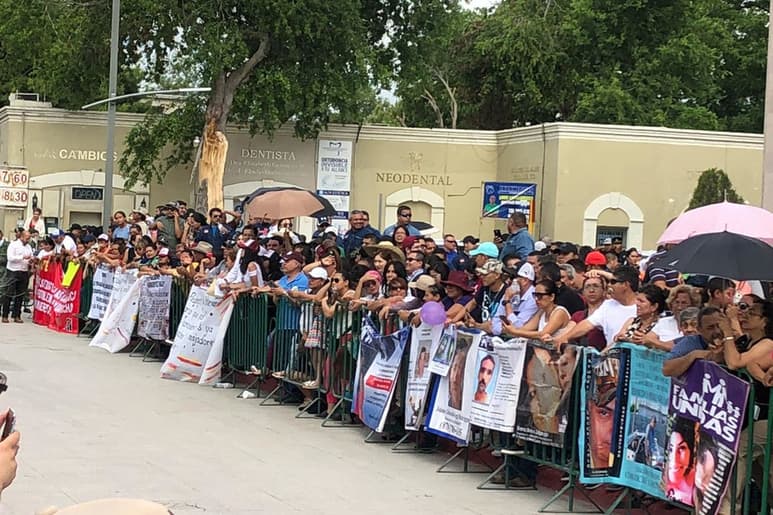 En la visita que hizo el presidente Andrés Manuel López Obrador integrantes de los colectivos que buscan a familiares desaparecidos se manifestaron y lograron que los atendiera unos minutos.
