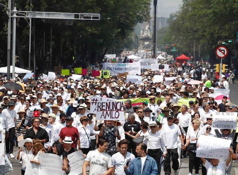 El presidente Andrés Manuel López Obrador aseguró que está por aprobarse la reforma constitucional de revocación de mandato y con ella quienes se manifestaron en su contra el domingo pasado podrán decidir sí se queda o renuncia al cargo. (ARCHIVO)