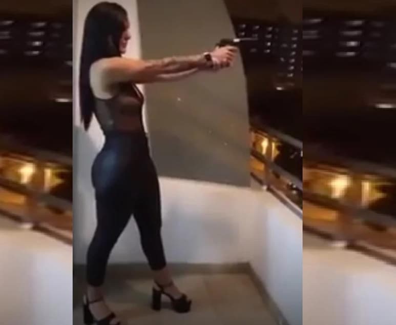 El clip donde se le ve disparando fue compartido en redes sociales.