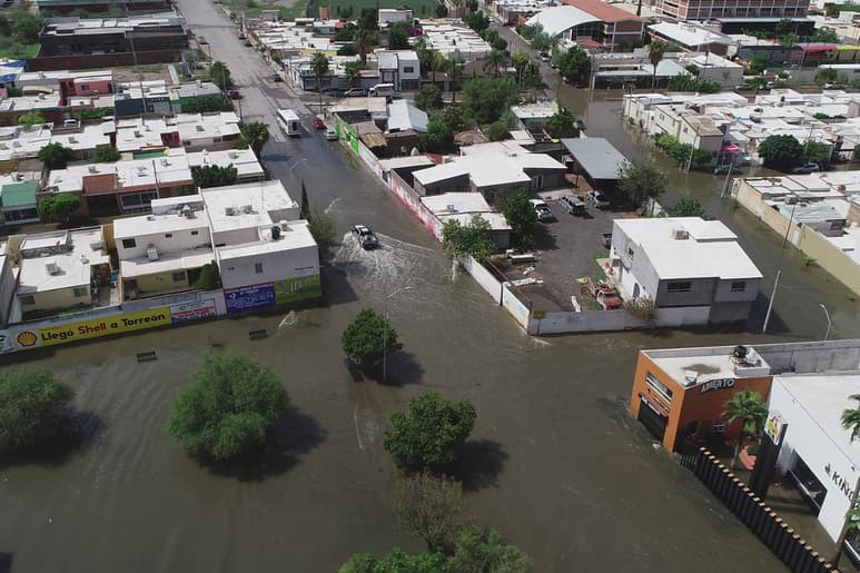 Habitantes de sectores afectados en las temporadas de lluvias señalaron que también hace falta una mejora en drenaje sanitario. (EL SIGLO DE TORREÓN)