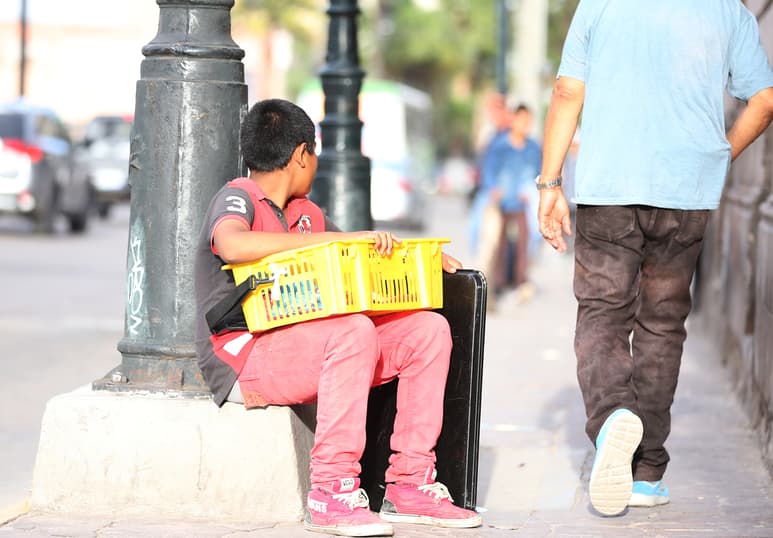 Los niños indígenas llegan al albergue acompañados por un adulto que no es su familiar, ya que solo los traen para trabajar en la calle. (EL SIGLO DE TORREÓN)