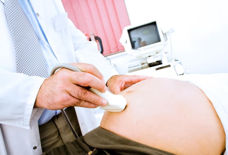 De acuerdo con la Organización Mundial de la Salud (OMS), por motivos asociados al embarazo, en el mundo mueren mil mujeres al día, tres fallecen en México. (ARCHIVO)