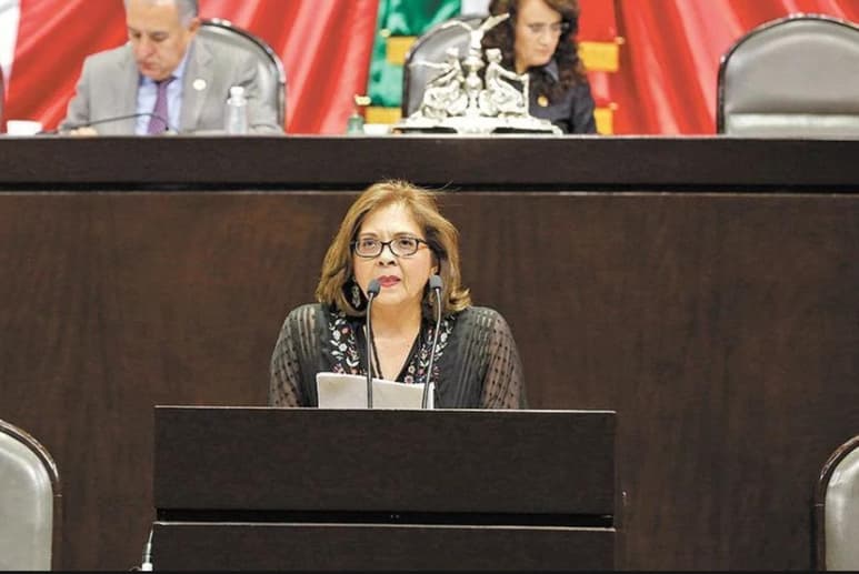 La diputada escribió en su cuenta de Facebook su versión sobre la fotografía. (ARCHIVO)