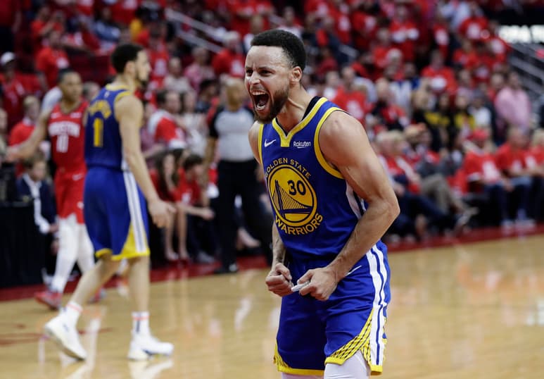 El base de los Warriors de Golden State, Stephen Curry, celebra el triunfo 118-113 sobre los Rockets de Houston.