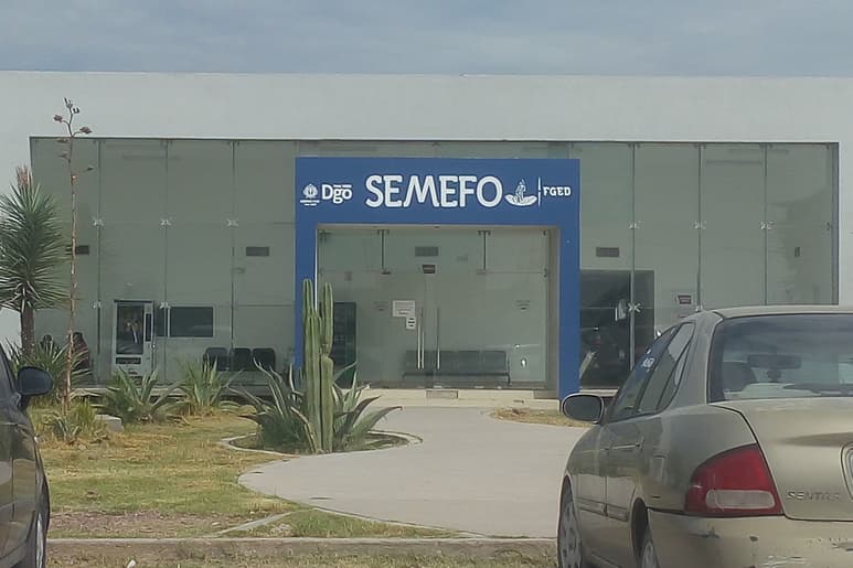 El Ministerio Público ordenó el traslado del cuerpo al Semefo, donde se determinó que sufrió traumatismo de cráneo severo. (EL SIGLO DE TORREÓN)