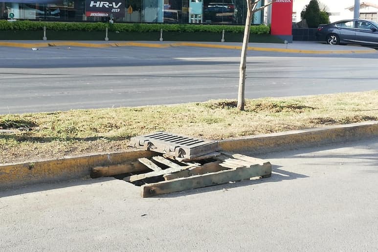 Las autoridades correspondientes que acudan al lugar y realicen las reparaciones pertinentes para solucionar el problema. (EL SIGLO DE TORREÓN)