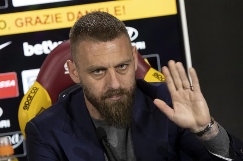 De Rossi convocó una rueda de prensa el martes, luego que la Roma anunció inesperadamente su salida al final de la temporada tras 18 años con el club de la capital. (ARCHIVO)