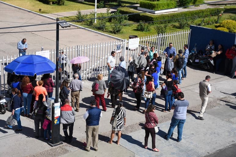 Los docentes a los que se les deben quinquenios impidieron el ingreso de los trabajadores administrativos de la Secretaría de Educación del Estado de Durango durante algunas horas. (EL SIGLO DE TORREÓN)
