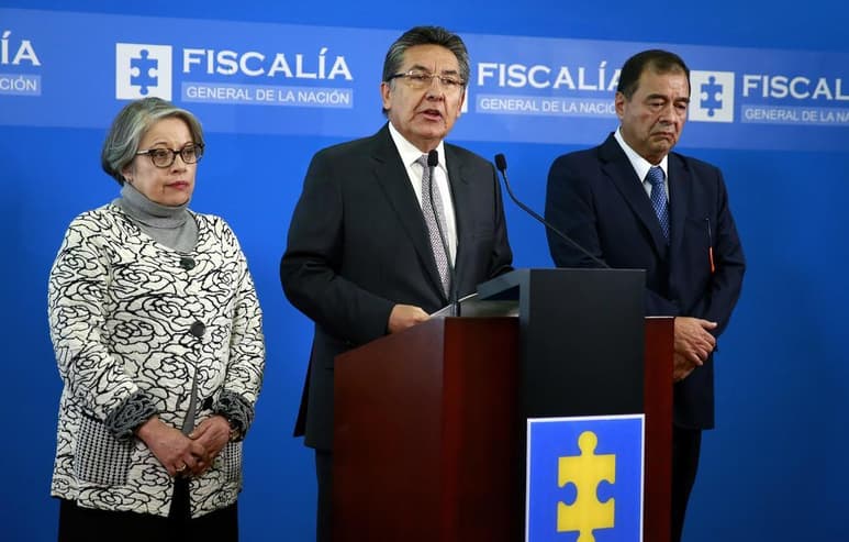 El fiscal Néstor Humberto Martínez (centro) anunció ayer su renuncia ante la orden de no extradición del exlíder de las FARC. (ARCHIVO)