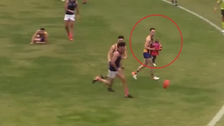 El jugador llevó a la pequeña fuera del campo antes de que ésta pudiera sufrir un accidente (INTERNET)