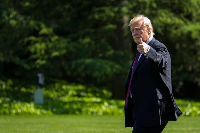El mandatario dio a conocer el jueves en la Casa Blanca su propuesta migratoria, la cual fue diseñada por su propio yerno, Jared Kushner, y apuesta por lograr la residencia por méritos. (AP)