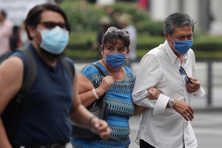 La contaminación está provocando en la población capitalina ardor de ojos, garganta, nariz y dolor de cabeza. (EL UNIVERSAL)