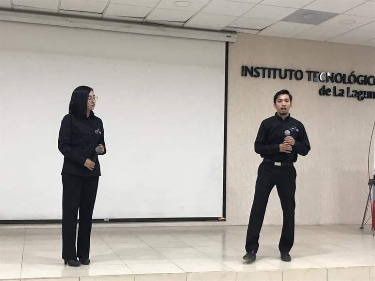 Fue en punto de las 10:00 horas que la actividad se llevó a cabo, en el interior del auditorio del plantel y frente a decenas de estudiantes de diversas carreras.
