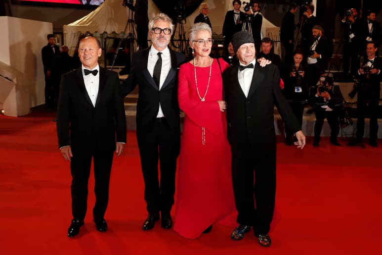 En Cannes. Jan Harlan, Alfonso Cuarón, Katharina Kubrick y Leon Vitali llegan a la proyección de El resplandor.