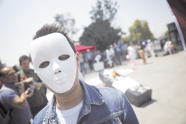 A inicios de mayo, decenas de pacientes con VIH-SIDA protestaron en CDMX para exigir su acceso a medicamentos. (ARCHIVO)