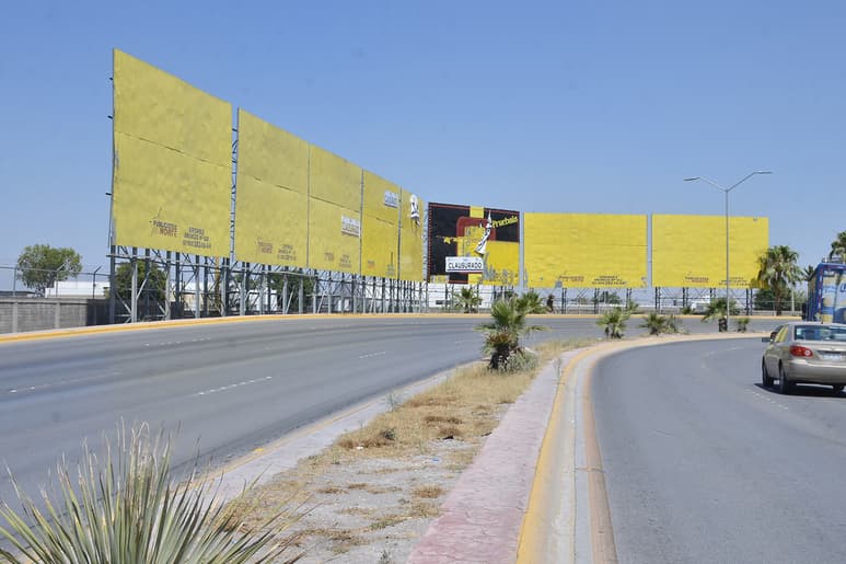 La Dirección de Urbanismo y Ordenamiento Territorial dio a conocer que desde hace unos meses emprendió acciones legales contra la citada compañía por el tema de los anuncios espectaculares. (FERNANDO COMPEÁN)