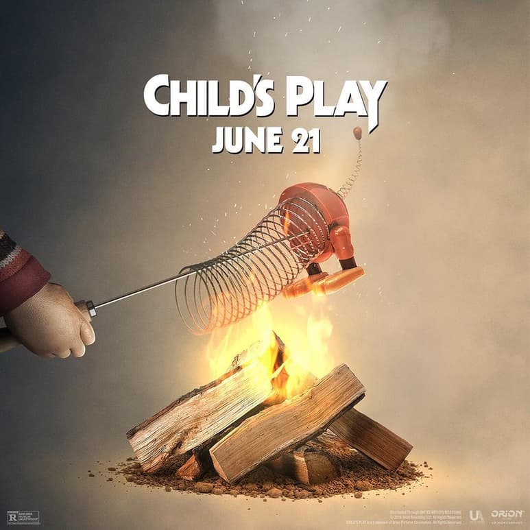 En el póster se observa a 'Slinky' partido por la mitad a quien 'Chucky' cocina a fuego lento. (ESPECIAL)