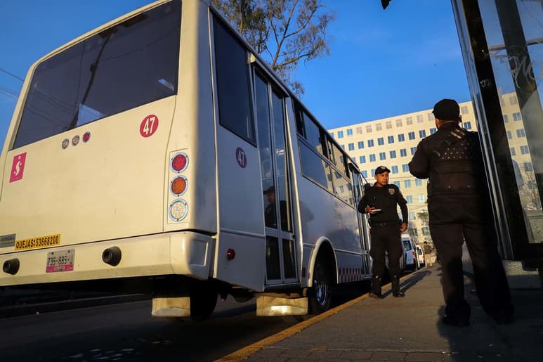 Los robos a mano armada se han vuelto tan comunes en el transporte público en la Ciudad de México que algunos pasajeros están ocurriendo a una solución inteligente pero desalentadora para los ladrones: les entregan teléfonos falsos en lugar de darle sus celulares verdaderos. (ARCHIVO)