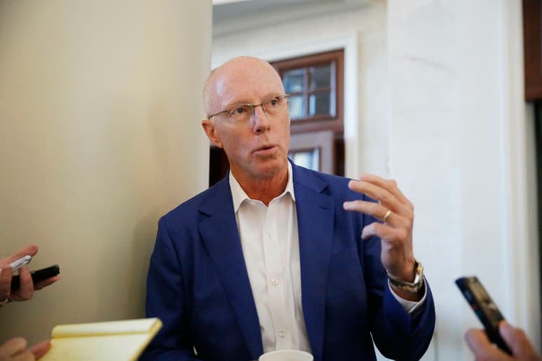 El presidente de los Falcons de Atlanta, Rich McKay, habla con los medios de comunicación durante la reunión de dueños de la NFL. (AP)