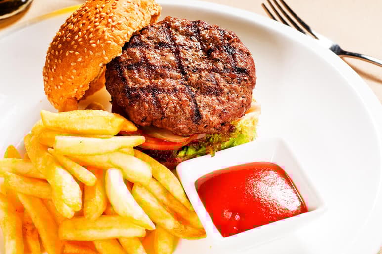 El análisis es de los pocos en centrarse en factores de riesgo modificables para el cáncer relacionado con la ingesta de alimentos. (ARCHIVO)