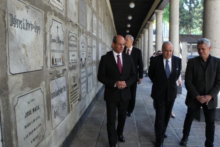 En entrevista con Notimex, el diplomático (centro) expresó que ante tal coyuntura, México tiene la obligación de voltear nuevamente hacia Cuba y ver cómo puede ayudarla, siempre con apego a sus principios de política exterior de no intervención y de respeto a la autodeterminación de los pueblos. (TWITTER)