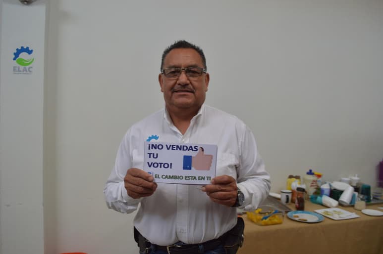 Dijo que son 200 calcomanías las que estarán colocando este viernes a partir de las 9 de la mañana en el bulevar M. Alemán y en la zona centro.