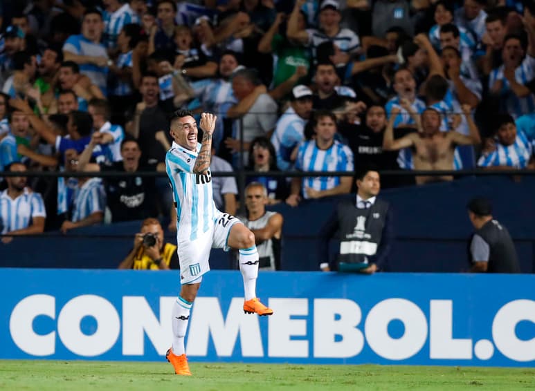 Ricardo Centurión tuvo un altercado con su DT en Racing de Avellaneda, 'Chacho' Coudet, empujándolo antes de entrar al campo. (EFE)