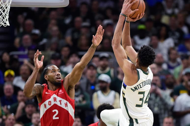 Giannis Antetokounmpo (34), de los Bucks de Milwaukee, hace un tiro sobre la marcación de Kawhi Leonard (2), de los Raptors de Toronto, durante el quinto juego de la final de la Conferencia Este de la NBA.