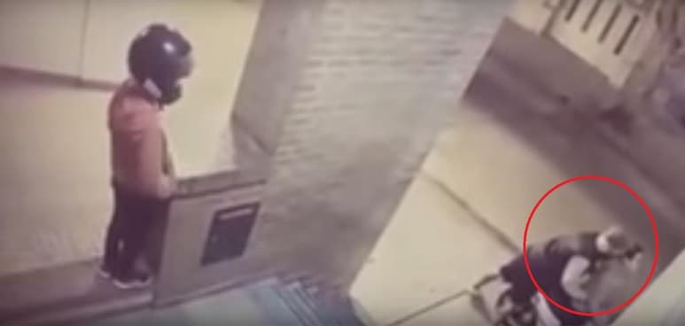 El suceso fue registrado por cámaras de vigilancia.