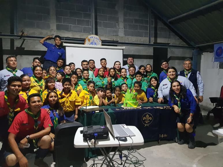 Al evento asistieron todas las secciones: manada, tropa Scout, caminantes y clan, así como los adultos responsables del grupo, scouters y dirigentes, encabezados por el Jefe de Grupo, Emilio Zertuche Galaz. (EL SIGLO COAHUILA)