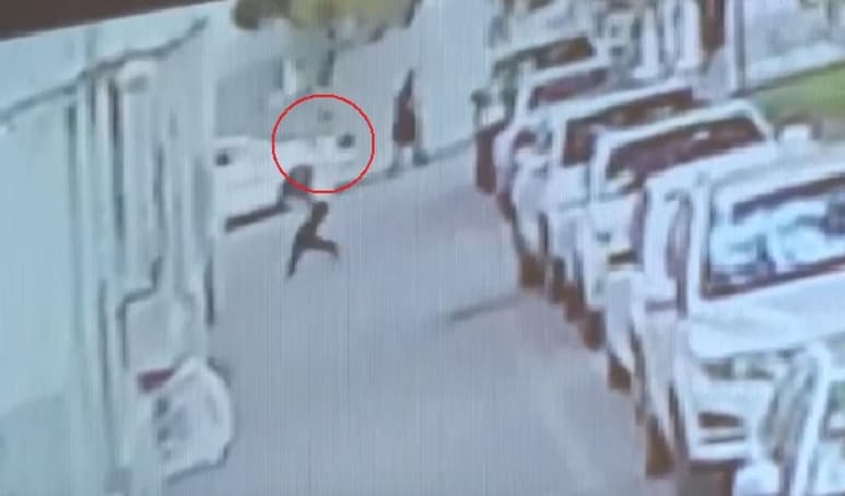 El video que fue registrado por cámaras de seguridad se difundió en redes sociales (INTERNET)