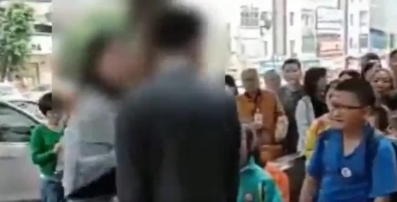La mujer abofeteó al hombre en repetidas ocasiones frente a transeúntes (INTERNET)