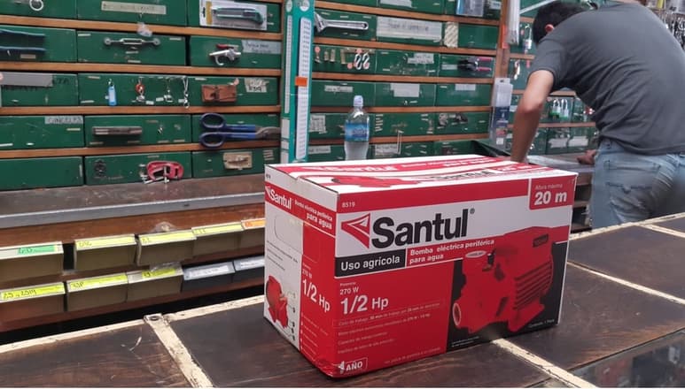 Desesperados, ciudadanos acuden a las ferreterías a comprar bombas para jalar agua de las redes. No tienen.