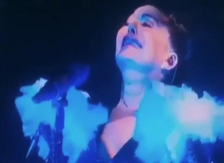 Alejandra rompió en llanto en medio de la canción 'Llama por favor', que habría dedicado a Frida Sofía. (ESPECIAL)
