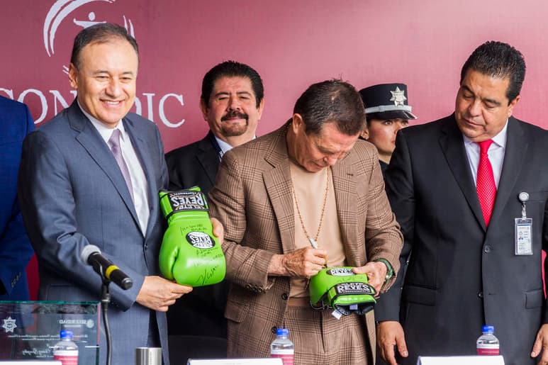 El respaldo del ídolo fue durante la Firma de Convenio de colaboración entre Servicios de Protección Federal y la Comisión Nacional contra las Adicciones. (NOTIMEX)