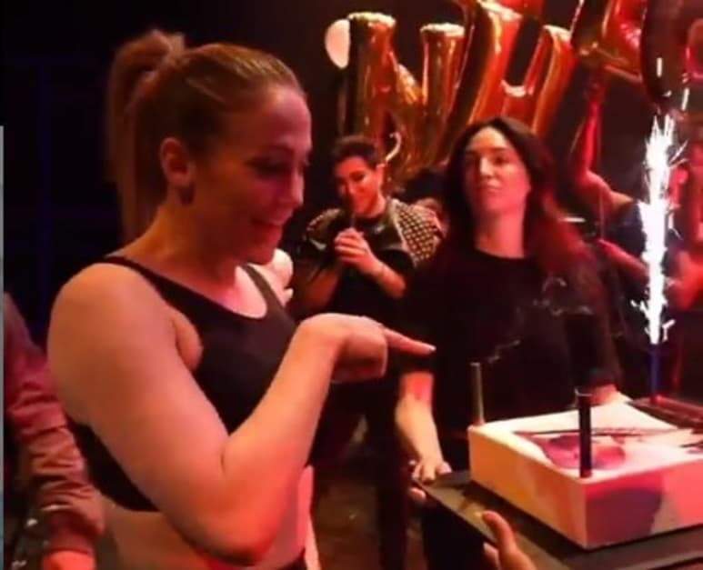 La cantante Jennifer Lopez celebró el 20 aniversario de su disco On the 6. (ESPECIAL)