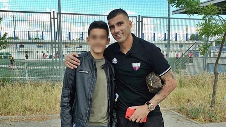 José Antonio Reyes, de 35 años, junto a su hijo de 11 años. (Especial)