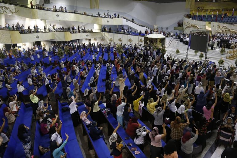 El líder de la iglesia la Luz del Mundo, Naasón Joaquín García, de 50 años, fue detenido en California junto con una feligresa, luego de que su vuelo aterrizó en el Aeropuerto Internacional de Los Ángeles. (ARCHIVO)