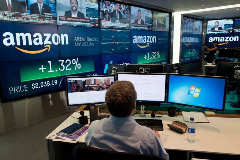 Ya en 2013, la compañía que dirige Bezos anunció planes para entregas en estos aparatos. (ARCHIVO)