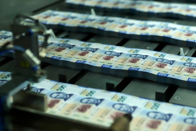 La falsificación de billetes y monedas no es motivo de preocupación, pero para contribuir a reducir este delito, en el segundo semestre del año el Banco de México (Banxico) emitirá el nuevo billete de 200 pesos, con mejores medidas de seguridad. (ARCHIVO)