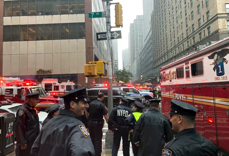 El suceso tuvo lugar a la altura del número 787 de la séptima avenida, lo que provocó un incendio que ya ha sido extinguido. (AP)