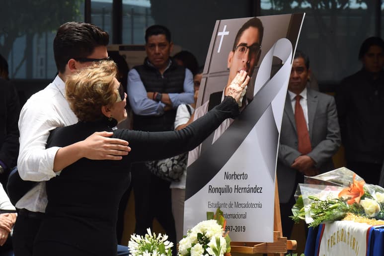 'En un momento desfallecí porque yo venía a recoger el diploma de mi hijo, el certificado de su licenciatura… y ahora me llevo un certificado de defunción, y no se vale…', dijo la mujer afuera del INCIFO donde acudió a reconocer el cuerpo. (NOTIMEX)