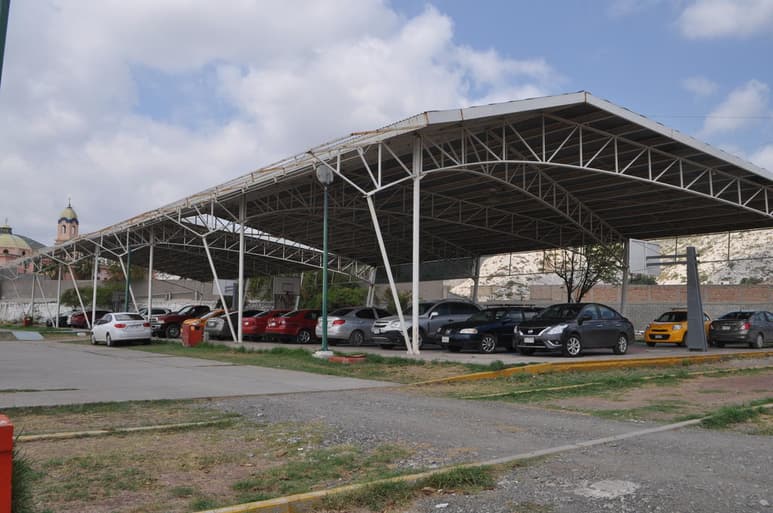 Además de estacionamiento, ahora incluso mantienen chatarra y vehículos yonkeados en los espacios. (EL SIGLO DE TORREÓN)