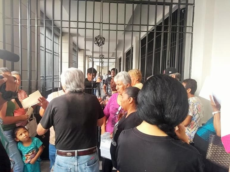 Se registraron algunos altercados entre algunas personas y el personal de la dependencia federal. (EL SIGLO DE TORREÓN)