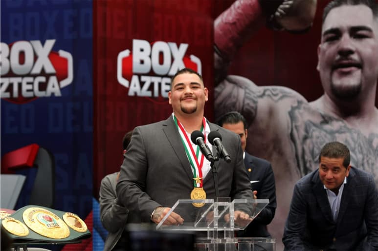 'Es un gran campeón, pero sí, quiero ser como 'El Canelo', ser más grande que 'El Canelo', por mi familia y mi gente, aunque somos diferentes', resaltó Ruiz en su visita al Comité Olímpico Mexicano (COM), donde convivió con jóvenes boxeadores. (ARCHIVO)