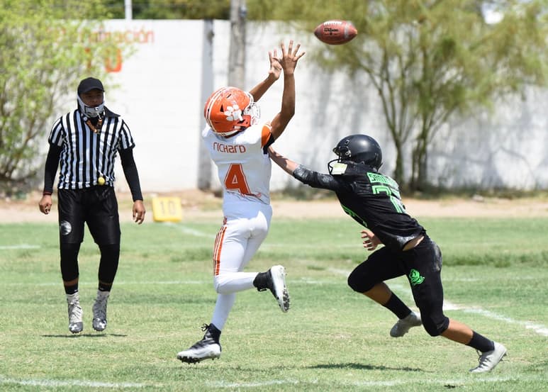 Las semifinales fueron trepidantes, como el duelo en Jr. Bantam entre los Jaguares y los Ducks, con triunfo para los primeros. (JESÚS GALINDO)