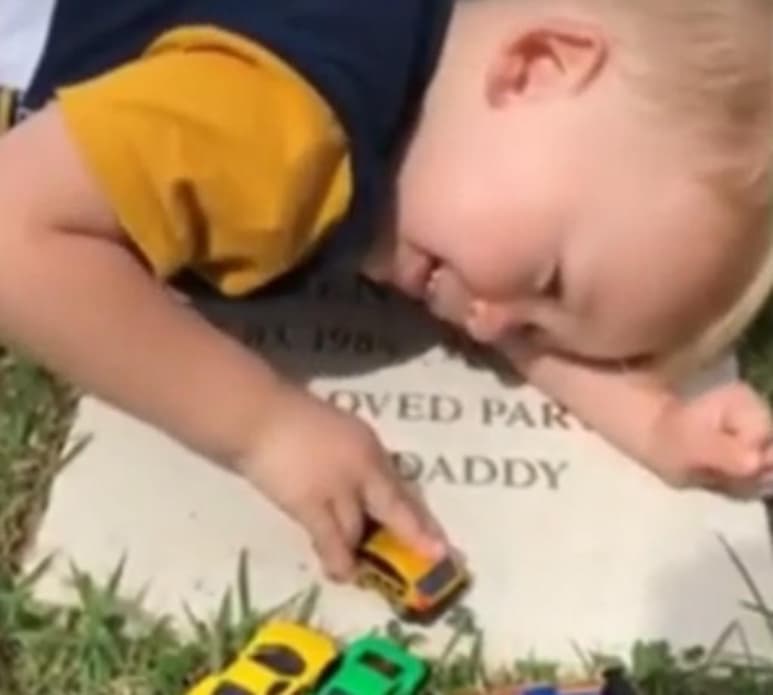 Su madre lo lleva constantemente a visitar la tumba de su padre (INTERNET)