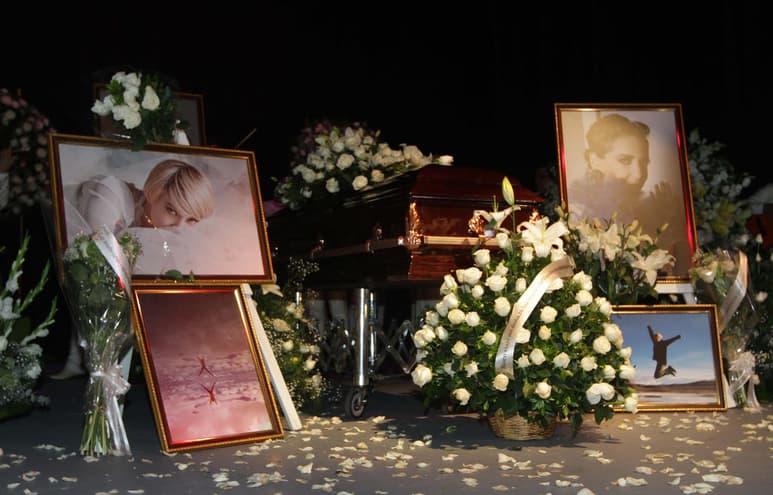 Se dio la tercera llamada el telón se abrió y rodeado de cientos de rosas blancas en medio del escenario estaba el féretro de Edith González. (NOTIMEX)