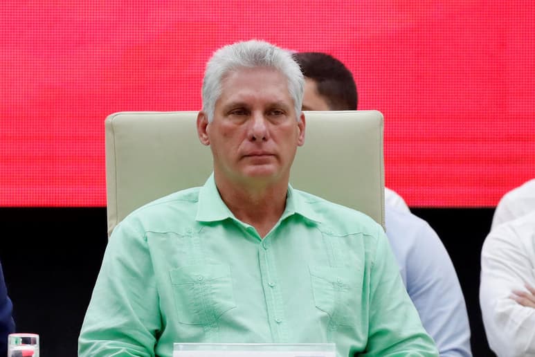 El primer mandatario cubano sin apellido Castro en casi sesenta años se refirió a la nueva directiva al clausurar un congreso de economistas, necesarios 'para aplicar con éxito la decisión', reseña este sábado el diario estatal Granma en una nota de portada. (ARCHIVO)
